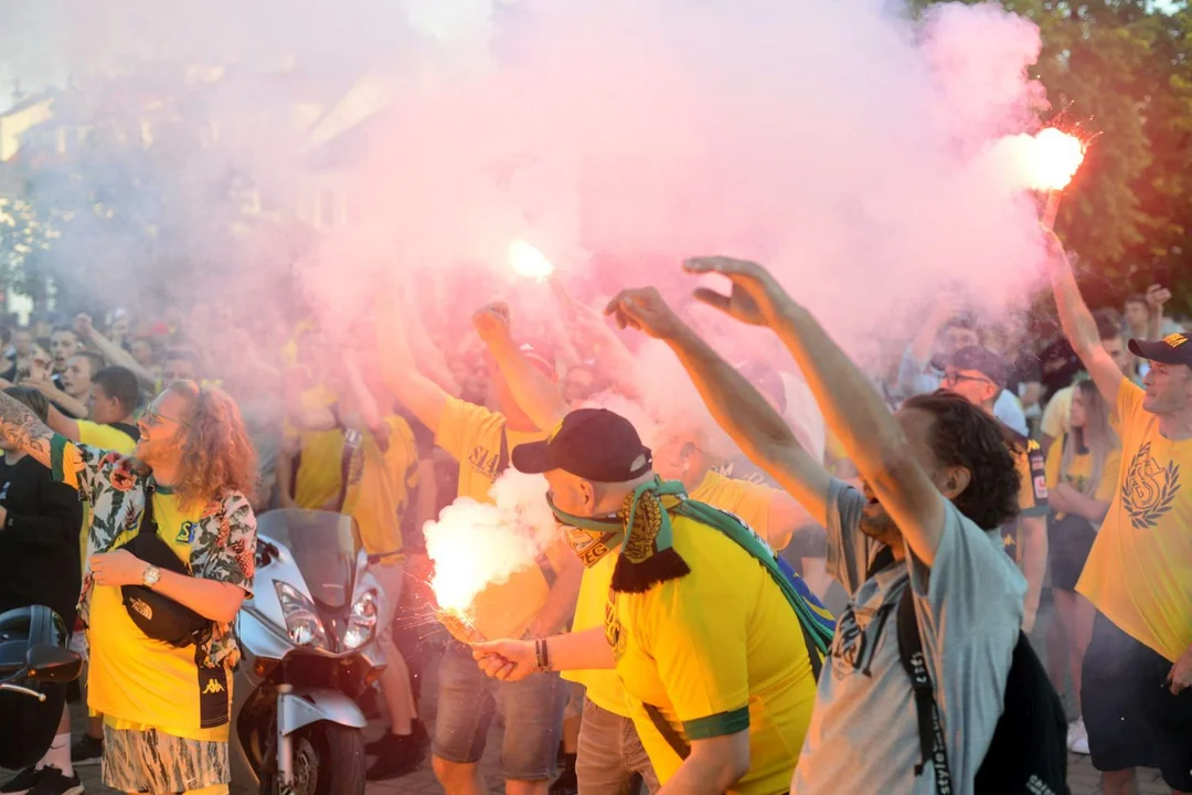 Najlepsze fotografie z fety Siarki Tarnobrzeg po awansie do drugiej ligi! Od radości na stadionie po zabawę na Placu Bartosza Głowackiego. Odszukaj siebie lub swoich znajomych [ZDJĘCIA] - Zdjęcie główne