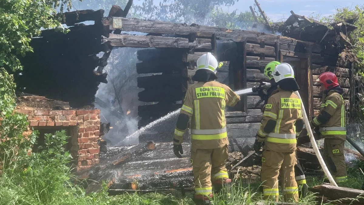 Pożar budynku w Cyganach. Gasiły go 4 zastępy straży pożarnej [ZDJĘCIA] - Zdjęcie główne