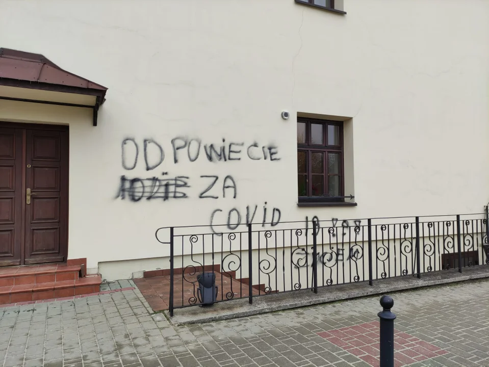 Antycovidowe i antyrządowe hasła na Ratuszu w Sędziszowie Małopolskim. Burmistrz miasta jest załamany [ZDJĘCIA] - Zdjęcie główne