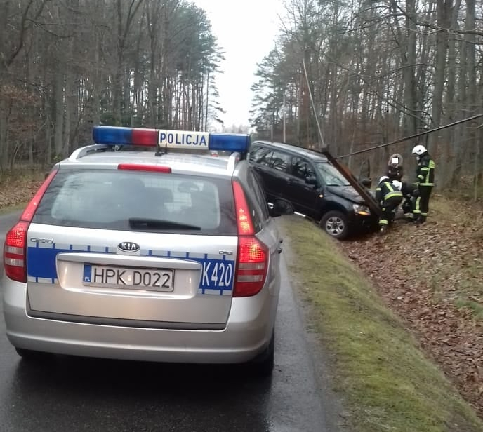 Wypadła z drogi i wleciała do rowu - Zdjęcie główne