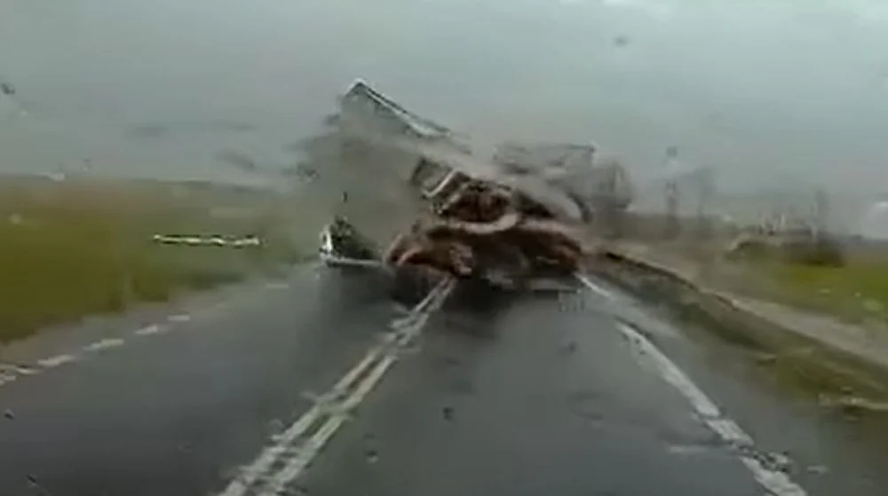 Wiatr zdmuchnął ciężarówkę z drogi! Zobacz nagranie wideo - Zdjęcie główne