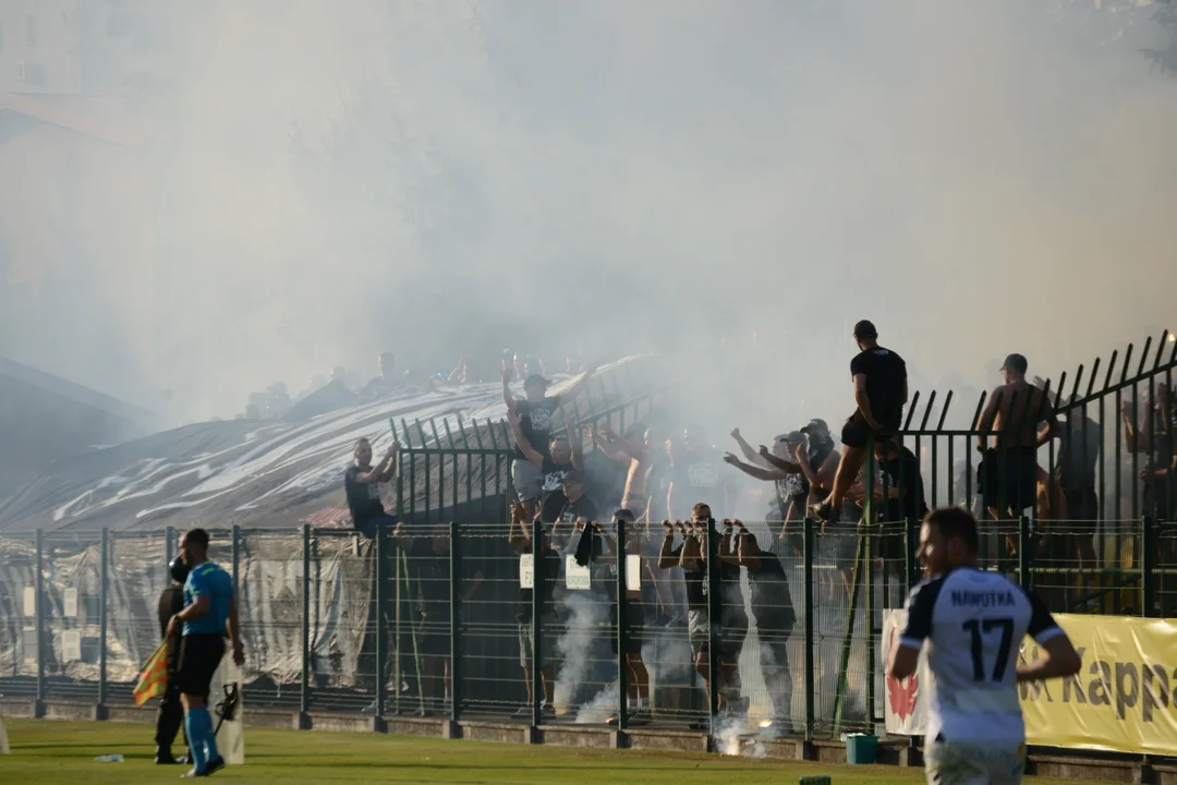 Wylegitymowano 417 osób! Jeden fanatyk został zatrzymany! Policja podsumowuje rozróbę na meczu Siarka Tarnobrzeg - Sandecja Nowy Sącz - Zdjęcie główne