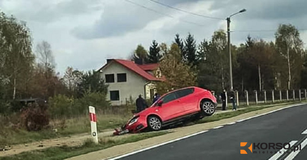 Samochód uderzył w przepust. Jedna osoba trafiła do szpitala! - Zdjęcie główne