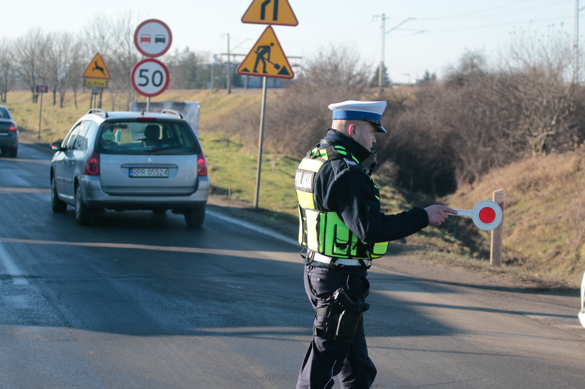 Sznur samochodów czekających na odprawę liczy kilka kilometrów