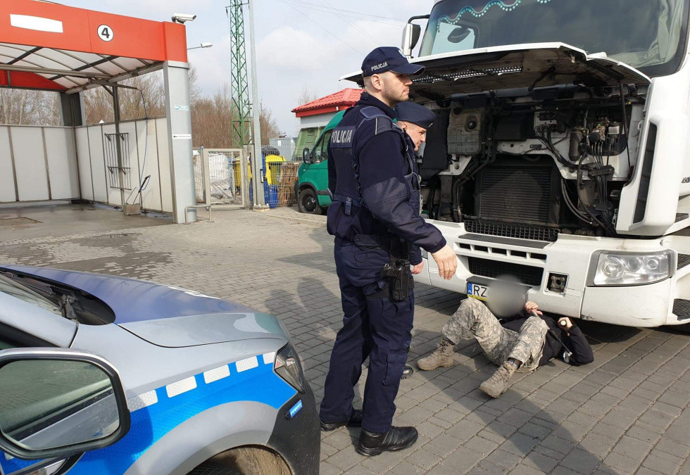 Ktoś podłożył bombę pod ciężarówkę? Policja sprawdziła pojazd [FOTO] - Zdjęcie główne