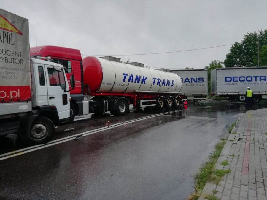 Zderzenie ciężarówek na ostrym zakręcie. Blokada ulicy [FOTO] - Zdjęcie główne