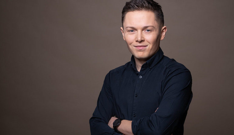 Tomasz Ćwiąkała - dziennikarz sportowy, komentator stacji Canal+Sport. Urodził się w Krośnie.
