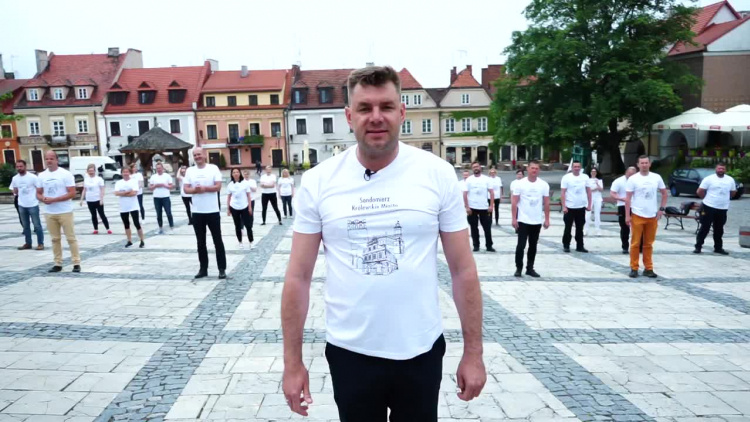Sandomierz. Urzędnicy robili pompki dla chorego chłopca! [VIDEO] - Zdjęcie główne