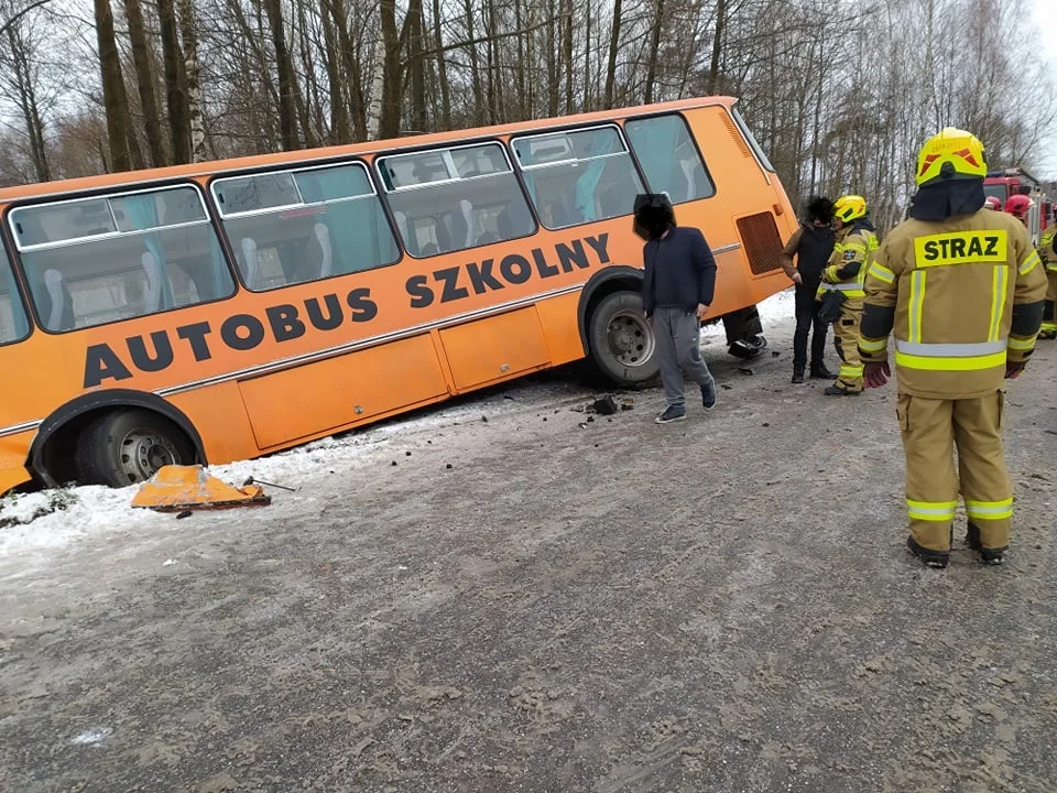 Zderzenie autobusu szkolnego z osobówką w Kupnie! Droga była zablokowana [ZDJĘCIA - MAPA] - Zdjęcie główne