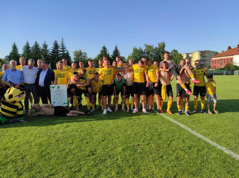 Kibice fetują awans Siarki Tarnobrzeg do drugiej ligi! Mamy pierwsze fotografie wprost ze stadionu przy Niepodległości. Odszukaj na nich siebie lub swoich znajomych [ZDJĘCIA - CZĘŚĆ 1] - Zdjęcie główne