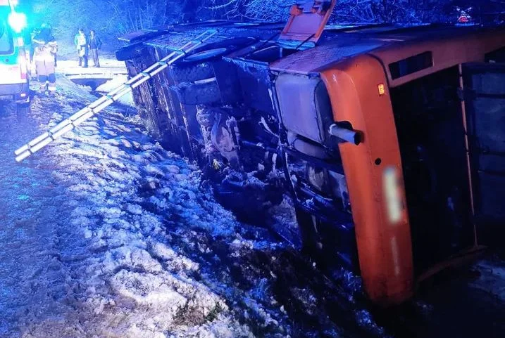 Autobus kursowy wpadł do rowu w Hadlach Szklarskich. Dwie osoby zostały ranne! [ZDJĘCIA] - Zdjęcie główne