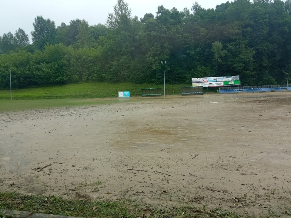 stadion w Chmielniku po powodzi