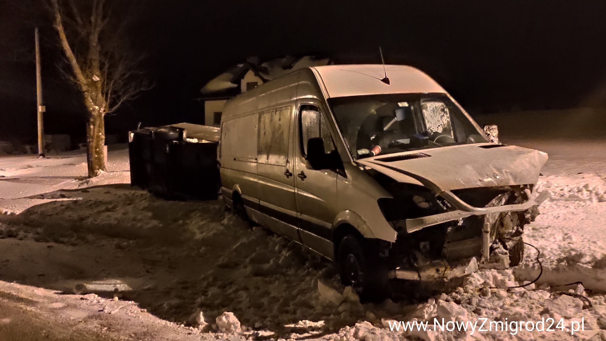 Wiatr zdmuchnął busa z drogi - Zdjęcie główne