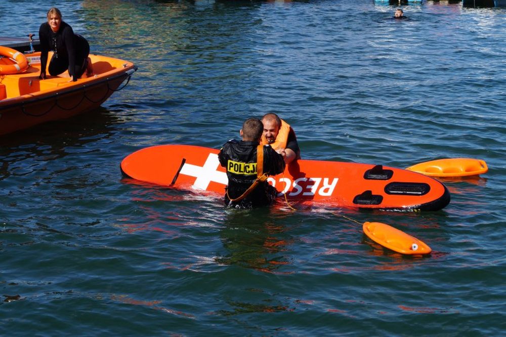 Akcja ratownicze w wodzie, sytuacje kryzysowe. Policjanci ćwiczyli w Polańczyku - Zdjęcie główne