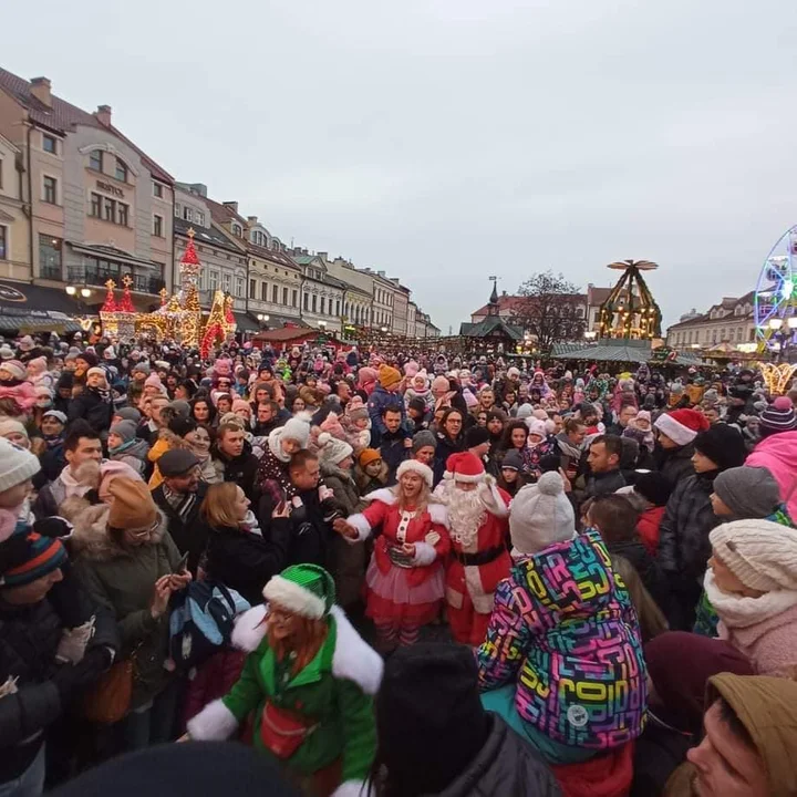 Parada Świętego Mikołaja w Rzeszowie. Na Rynku tłumy mieszkańców [ZDJĘCIA] - Zdjęcie główne