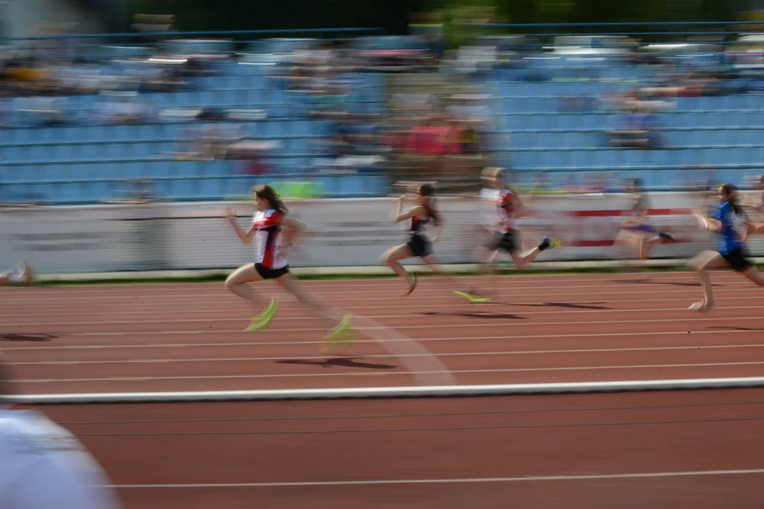 Emocjonujące zawody najmłodszych lekkoatletów w regionie. Zobacz fotografie z Mistrzostw Województwa Podkarpackiego U-13, U-14 w Stalowej Woli - Zdjęcie główne