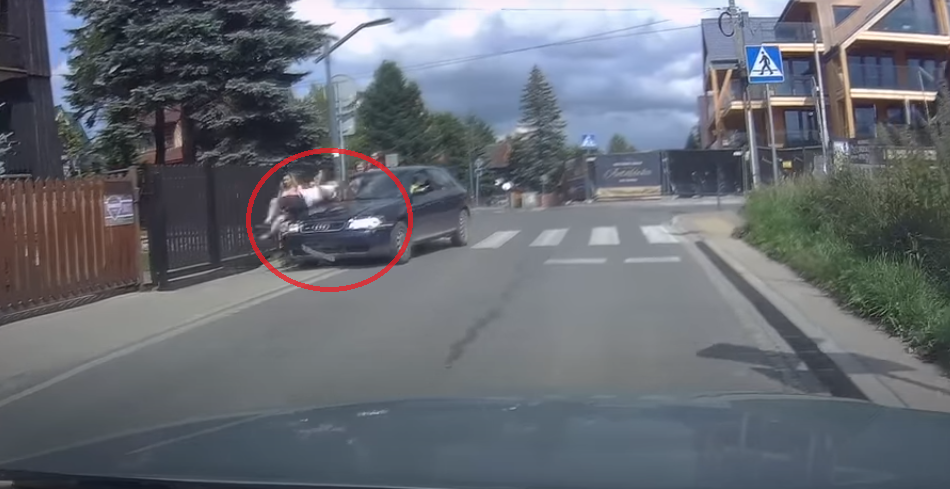 MAKABRA! Rozpędzone audi wjechało w pieszego na chodniku! [WIDEO] - Zdjęcie główne