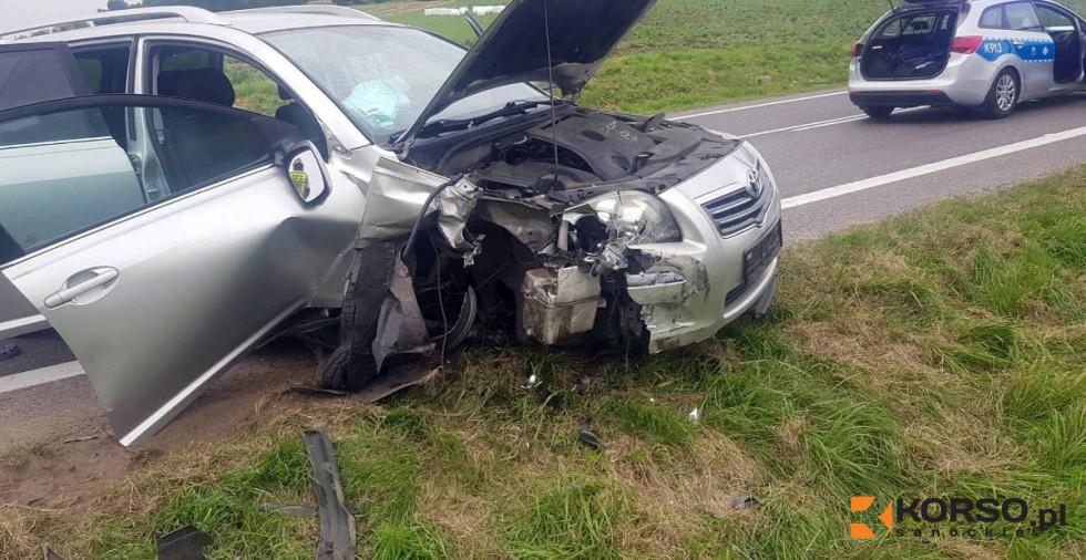 Próbował wyprzedzić trzy TIR-y, zderzył się z innym autem [FOTO] - Zdjęcie główne