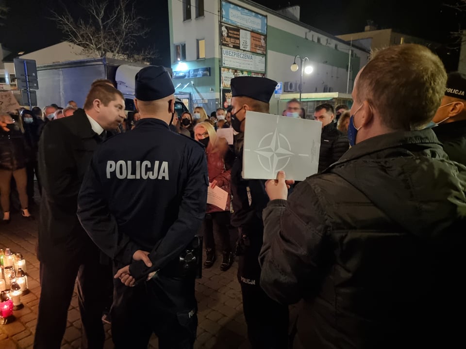 Mężczyźni zatrzymani podczas manifestacji w Dębicy z zarzutami! Jeden z nich to szef dębickiej PO [WIDEO] - Zdjęcie główne