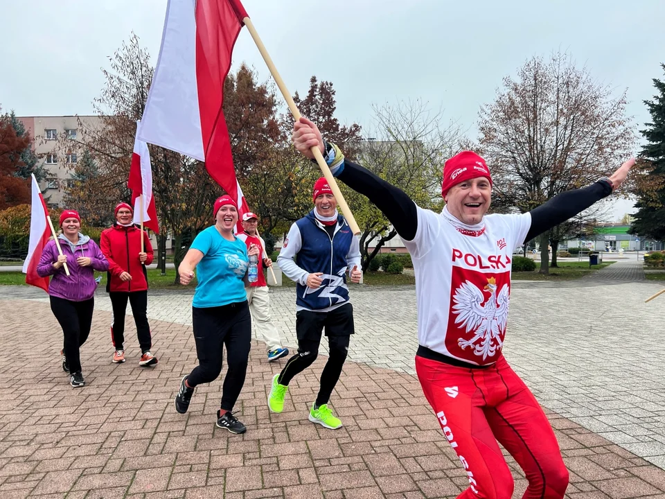 W Połańcu na 105. rocznicę odzyskania niepodległości pobiegli na biało-czerwono [ZDJĘCIA] - Zdjęcie główne