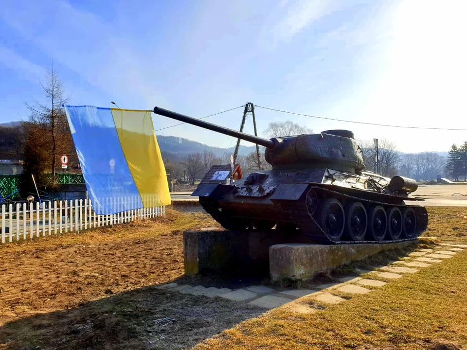 W lufie radzieckiego czołgu w Sanoku powiewa flaga Ukrainy. Na znak solidarności z tym ogarniętym wojną krajem - Zdjęcie główne
