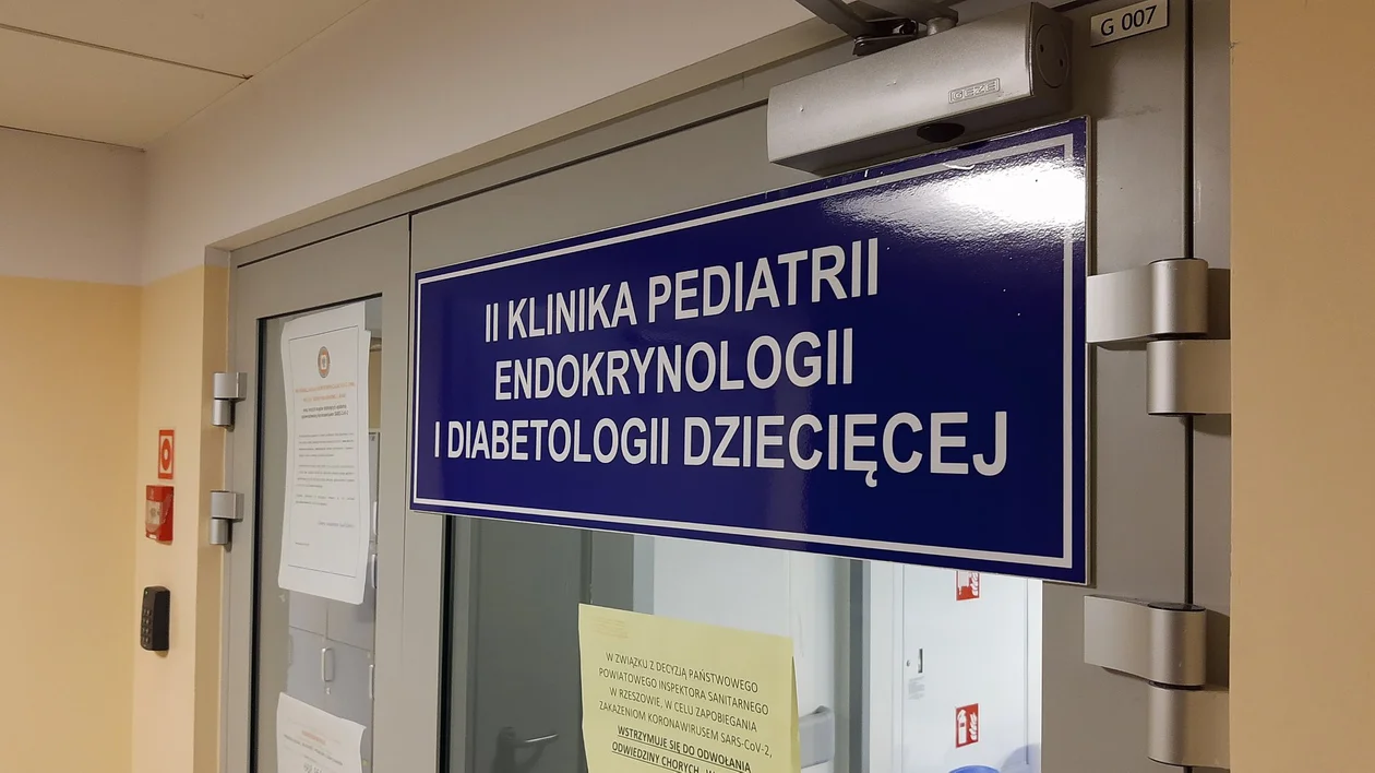 Chłopczyk połknął baterię. Numer alarmowy 112 nie działał. W dotarciu do szpitala pomogli policjanci ze Strzyżowa - Zdjęcie główne