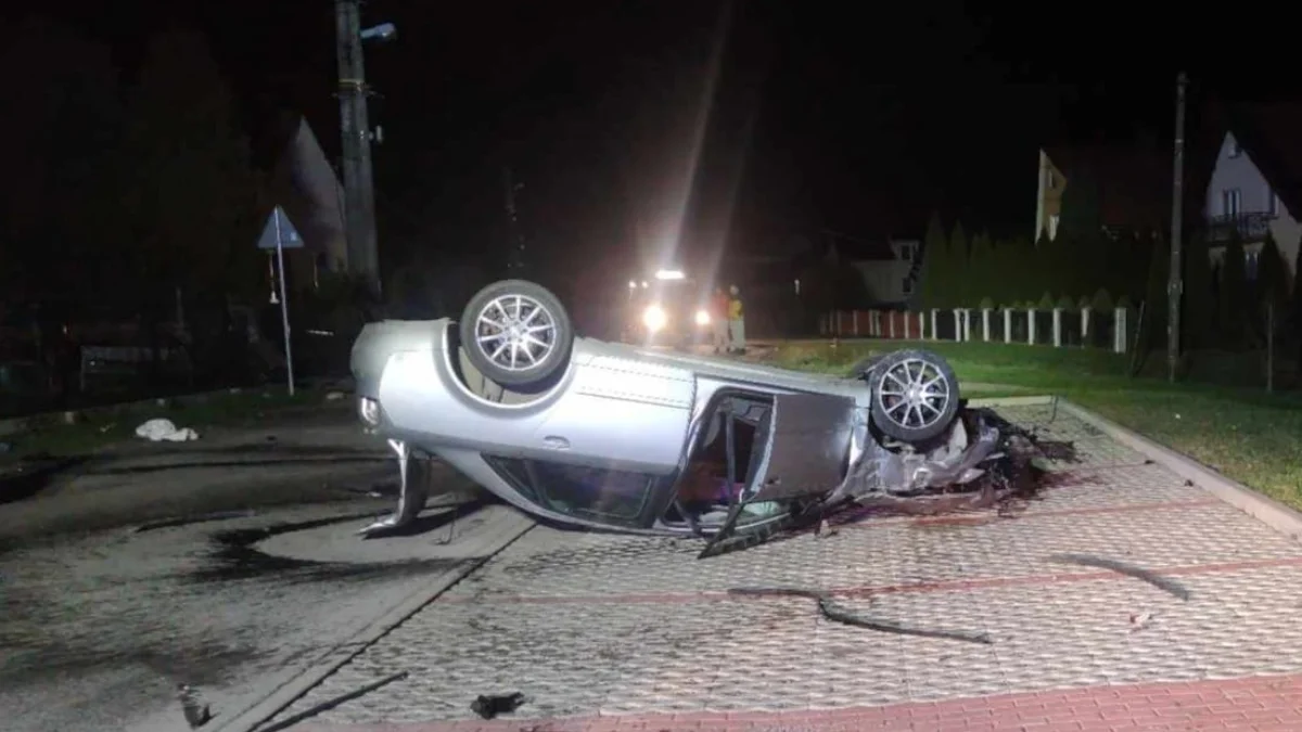 Nocne dachowanie samochodu nieopodal Tarnobrzega. Kierowca zbiegł z miejsca zdarzenia [ZDJĘCIA] - Zdjęcie główne