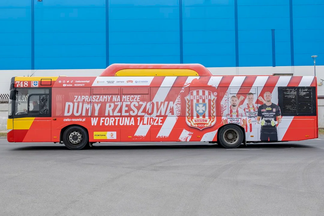 Autobus MPK Rzeszów w barwach Resovii Rzeszów. Zobacz jak się prezentuje [ZDJĘCIA, WIDEO] - Zdjęcie główne