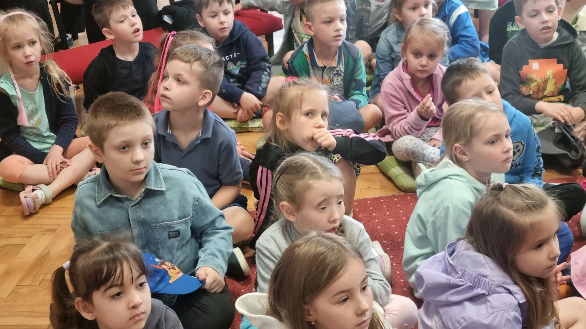 "Lokomotywa ruszyła" Rozpoczął się XXIII Ogólnopolski Tydzień Czytania Dzieciom w Miejskiej Bibliotece Publicznej w Tarnobrzegu [ZDJĘCIA] - Zdjęcie główne