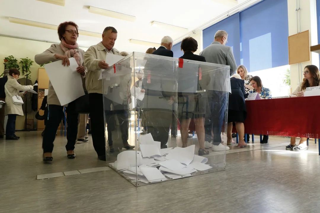 Wybory samorządowe 2024: Głosowanie w Tarnobrzegu i tłumy w lokalach wyborczych [ZDJĘCIA] - Zdjęcie główne