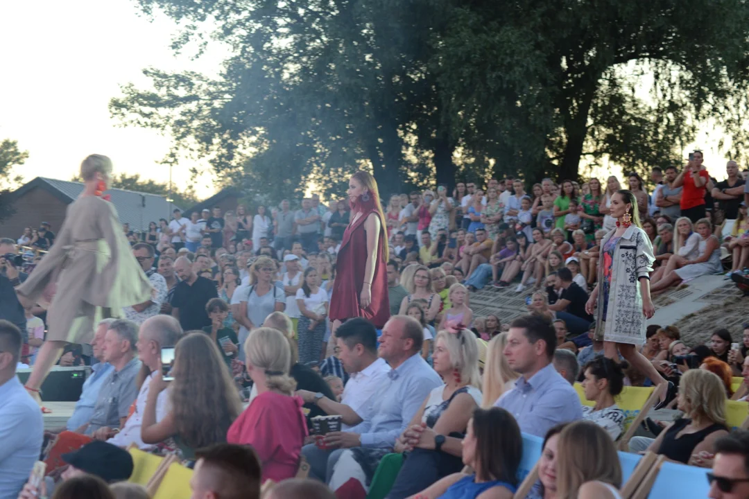 Wielki pokaz mody nad Jeziorem Tarnobrzeskim rozpoczął trzecią edycję Nadwiślański Fashion Week [ZDJĘCIA - CZĘŚĆ 1] - Zdjęcie główne