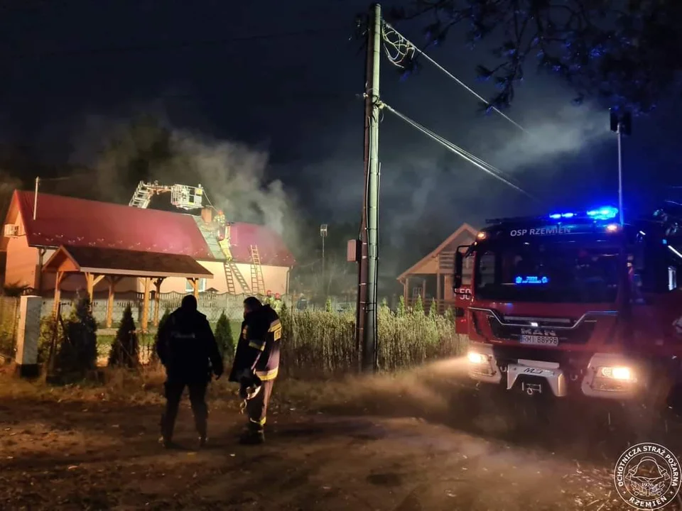 Pożar domu w Mielcu. Pożar gasiło pięć jednostek straży - Zdjęcie główne