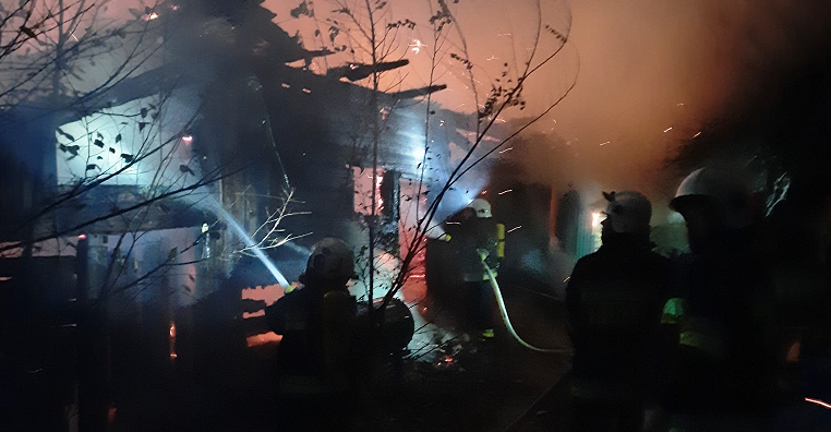 Tragiczny pożar domu pod Frysztakiem. Nie żyje starszy mężczyzna [ZDJĘCIA] - Zdjęcie główne