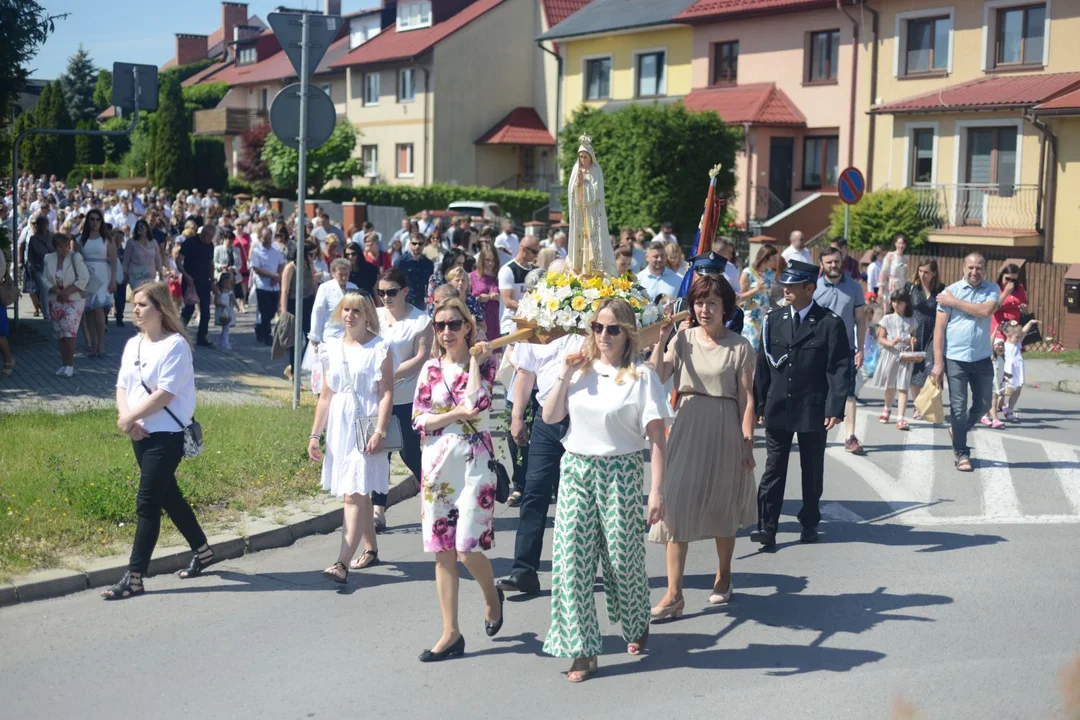 Boże Ciało 2022. Zobacz fotografie z procesji w Parafii Miłosierdzia Bożego na osiedlu Dzików w Tarnobrzegu. Odszukaj tam siebie lub swoich bliskich [ZDJĘCIA] - Zdjęcie główne