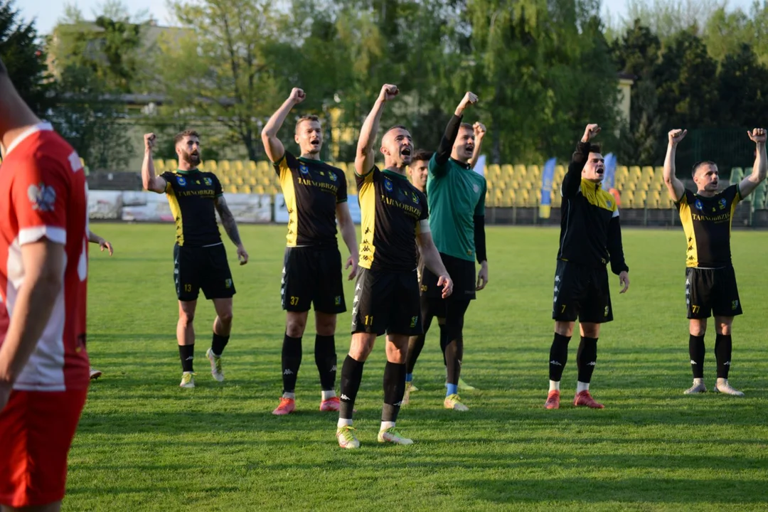 Gol Marcina Stefanika daje Siarce Tarnobrzeg trzy punkty. Zobacz zdjęcia z meczu z Wisłą Sandomierz [WIDEO] - Zdjęcie główne