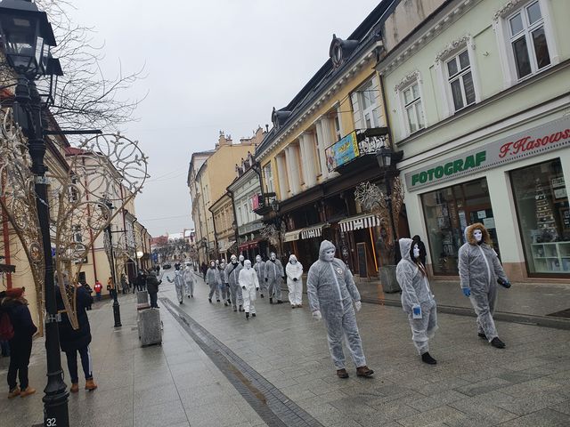 "Ogranicza nam się pracę, spotkania z bliskimi, rozrywkę, swobodne oddychanie"! Ulicami Rzeszowa przeszedł Marsz Niewolników [FOTO] - Zdjęcie główne