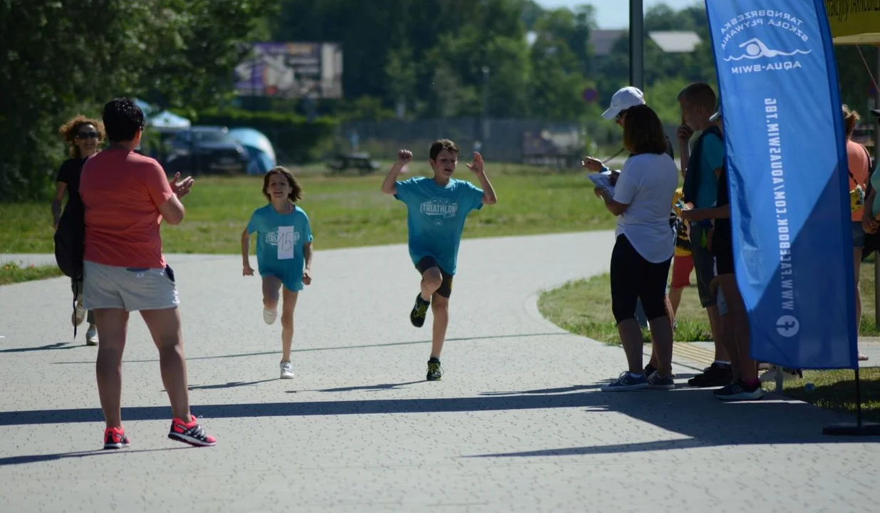 Triathlon Kids 2022 nad Jeziorem Tarnobrzeskim. Pływali, jeździli na rowerze i biegali. Zobacz naszą fotorelację i odszukaj swoje pociechy [ZDJĘCIA - CZĘŚĆ 1] - Zdjęcie główne