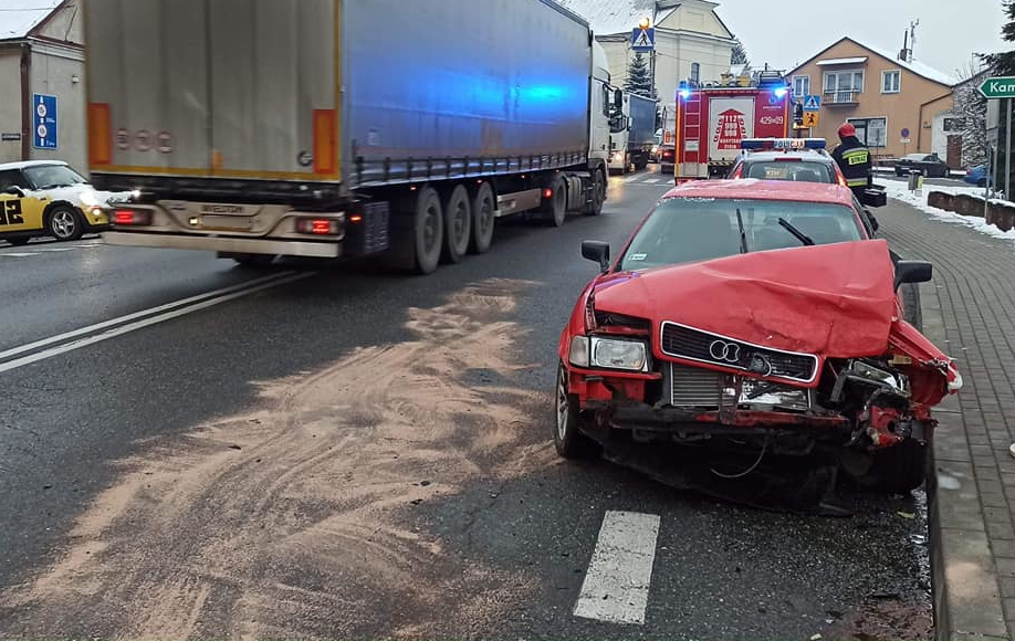 Osobówka wymusiła pierwszeństwo i zderzyła się z TIR-em - Zdjęcie główne