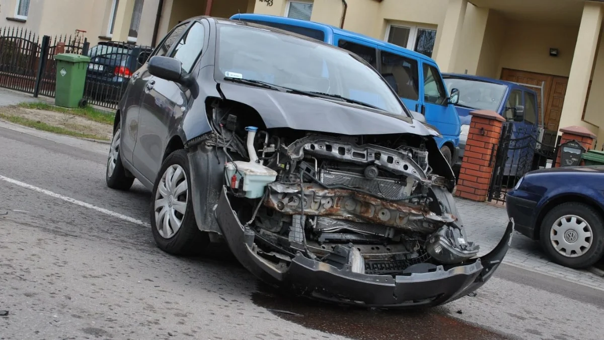Stłuczka dwóch samochodów na jednej z ulic Tarnobrzega [ZDJĘCIA] - Zdjęcie główne