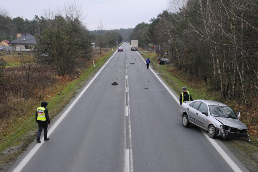 Nissan roztrzaskał się na dwóch autach. Są ranni [FOTO] - Zdjęcie główne