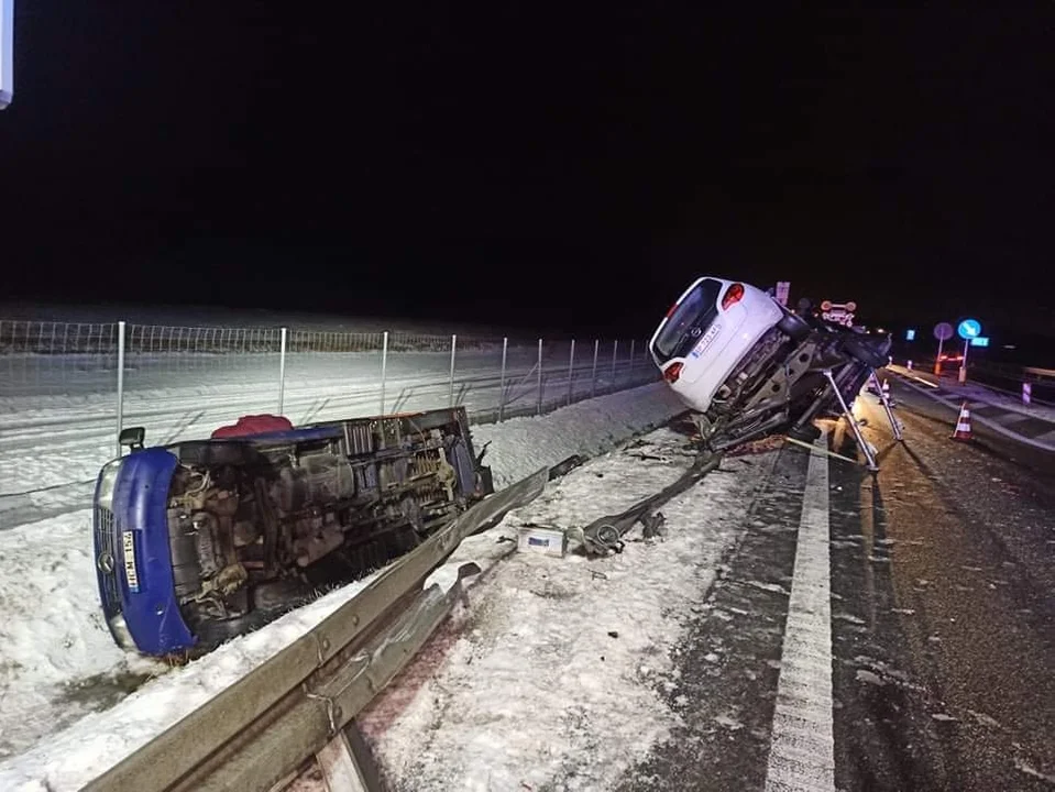 Autolaweta wypadła z drogi ekspresowej S19 w Stobiernej. Uszkodzone kilka samochodów! - Zdjęcie główne