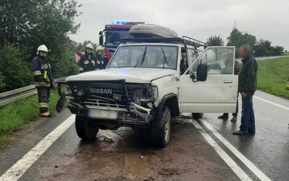 Kierowca Nissana z przyczepką przewrócił auto na bok - Zdjęcie główne