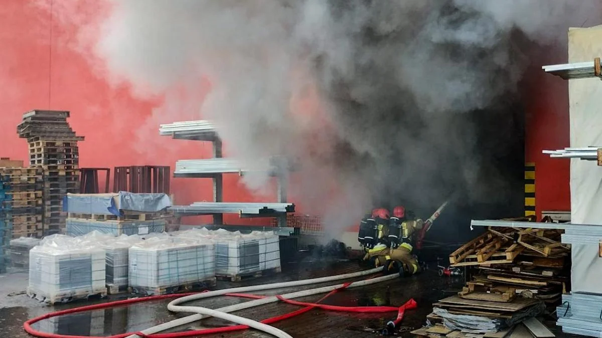 Ponad 200 strażaków walczy z pożarem marketu w Krośnie. Akcja gaśnicza może potrwać do czwartku [ZDJĘCIA, WIDEO] - Zdjęcie główne