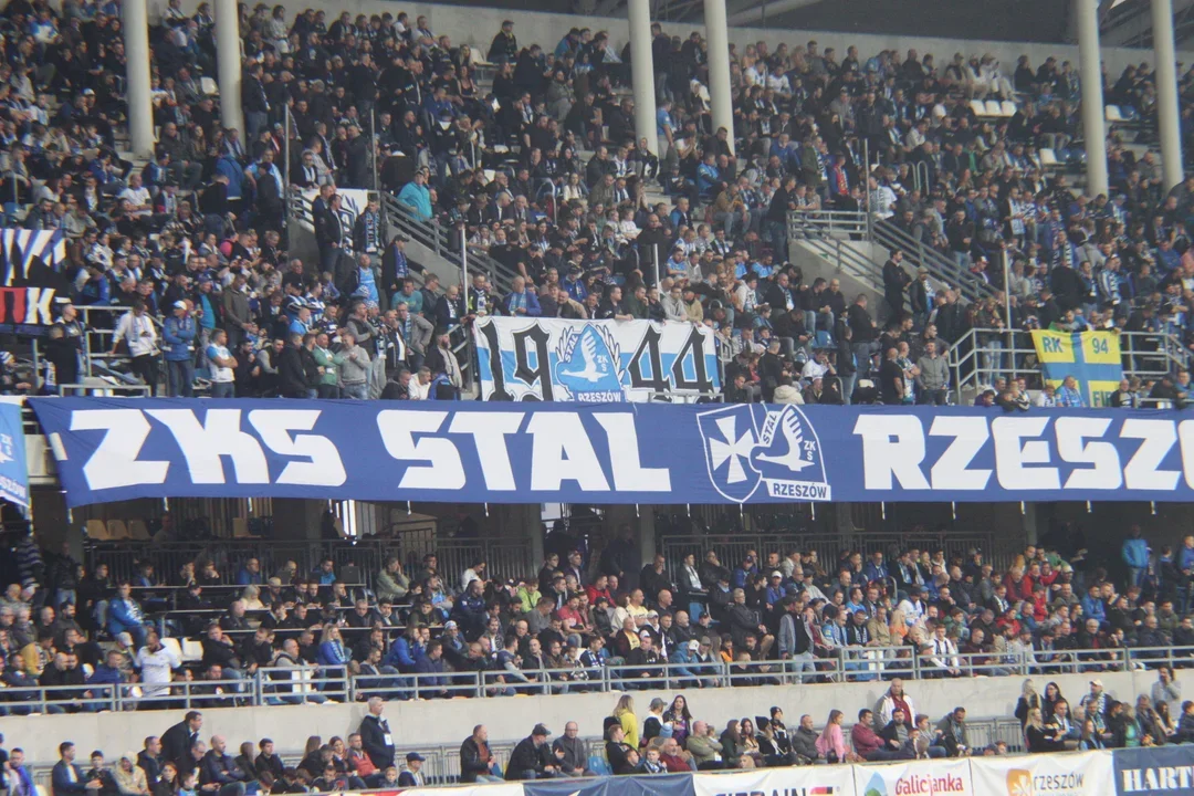 Biało-niebieski bojkot. Kibice Stali Rzeszów nie pojawią się na stadionie przy Hetmańskiej w trakcie derbów z Resovią - Zdjęcie główne