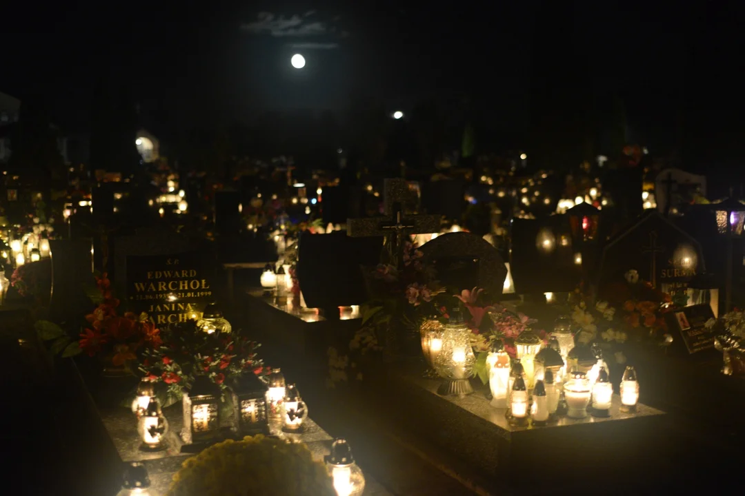 Cmentarz Komunalny w Tarnobrzegu-Sobowie rozświetlony nocą. "Morze" zniczy i tłumy przy grobach bliskich [ZDJĘCIA] - Zdjęcie główne