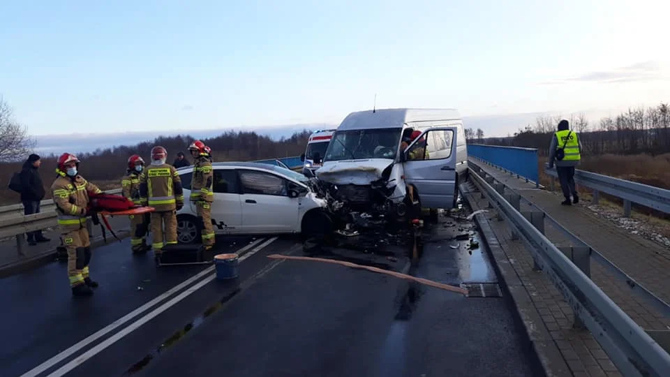 Poważny wypadek na drodze wojewódzkiej 871 w Jamnicy! Na miejscu lądował śmigłowiec LPR! [MAPA, AKTUALIZACJA, ZDJĘCIA] - Zdjęcie główne