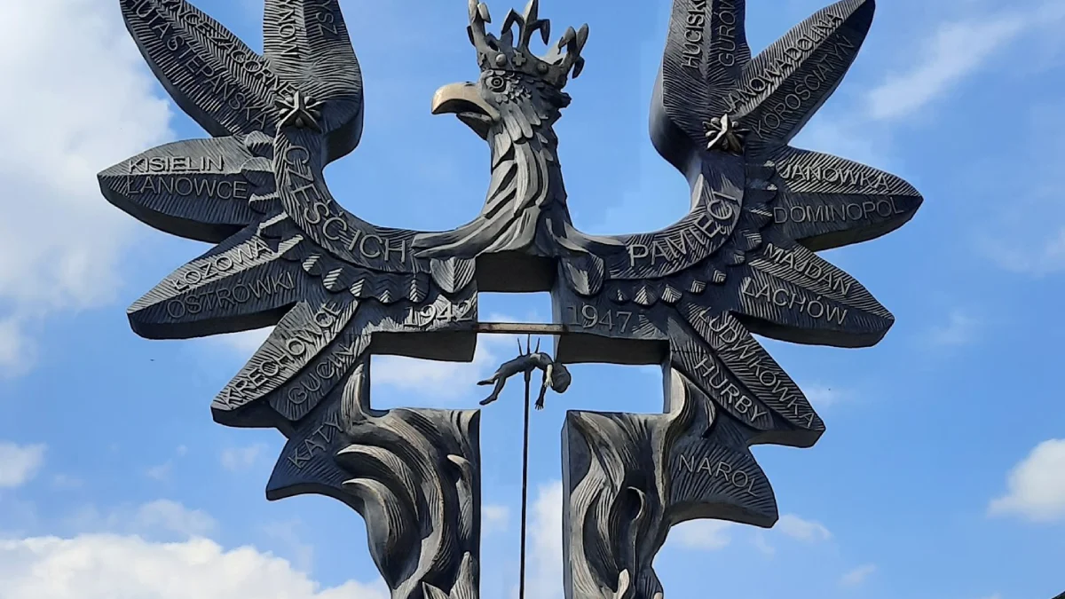 Odsłonięty pomnik ku czci ofiar rzezi wołyńskiej w Domostawie budzi spore kontrowersje. Co jest tego przyczyną? - Zdjęcie główne