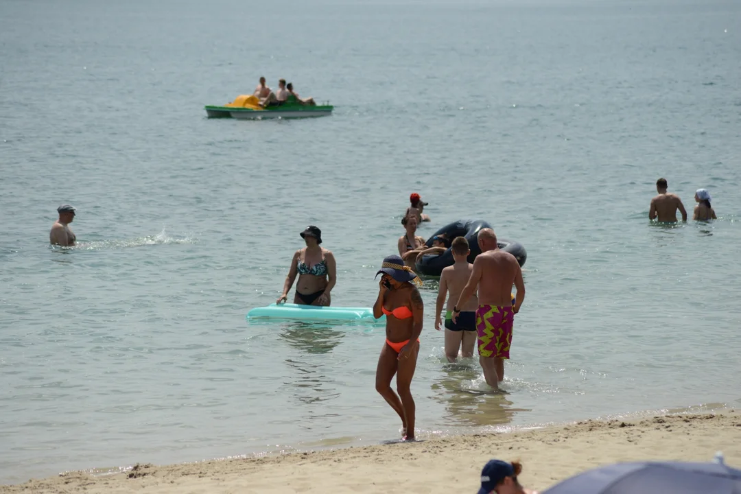 Upalny czwartek nad Jeziorem Tarnobrzeskim. Mnóstwo plażowiczów z Podkarpacia, a także województw świętokrzyskiego i lubelskiego [ZDJĘCIA] - Zdjęcie główne