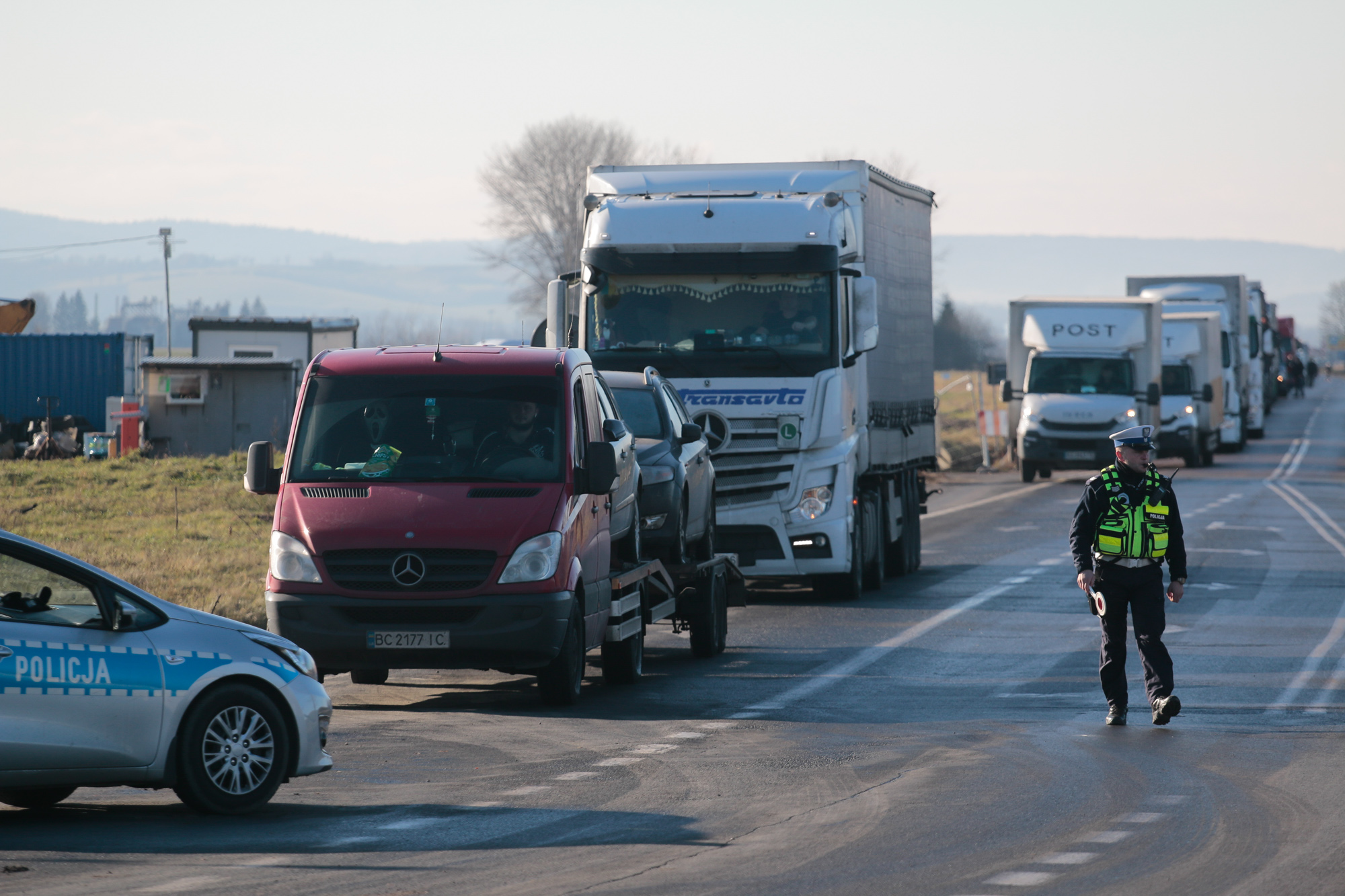 Sznur samochodów czekających na odprawę liczy kilka kilometrów