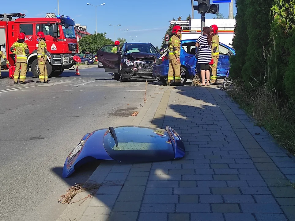 Zderzenie dwóch aut na ulicy Warszawskiej w Tarnobrzegu! Pojazd wbił się w słup sygnalizacji świetlnej! Jedna osoba ranna [ZDJĘCIA, AKTUALIZACJA] - Zdjęcie główne